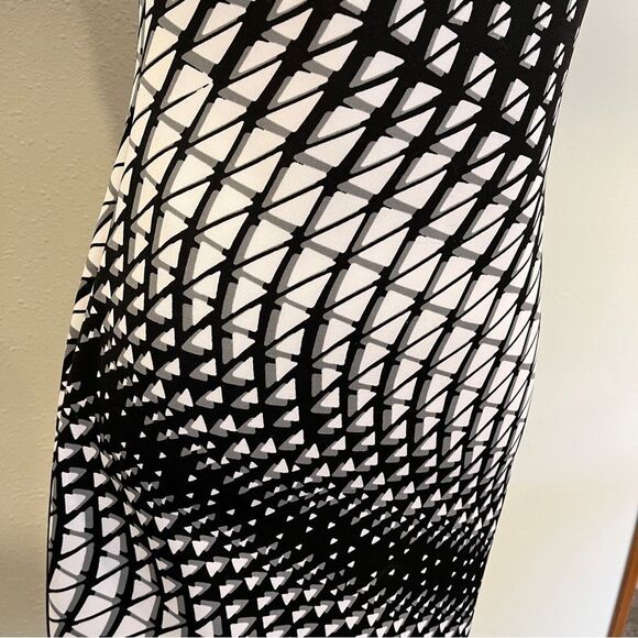 Black and White Geometric Sleeveless mini Dress size 4 - Picture 5 of 13